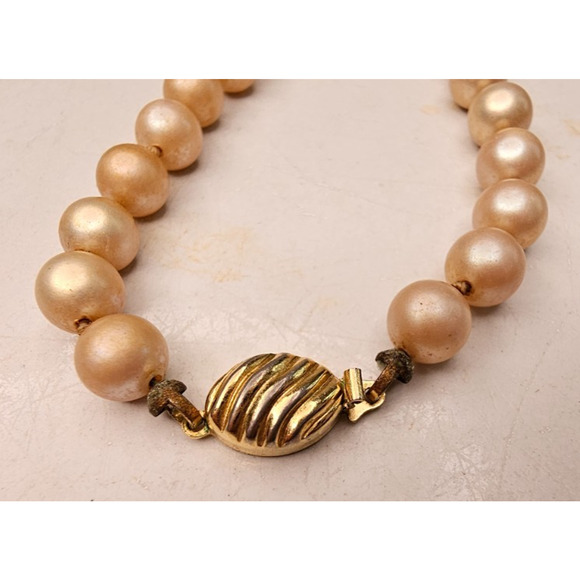 Vintage Marvella Faux Pearl Necklace with Fancy Gold Tone Shell Clasp 24"L - Picture 4 of 12